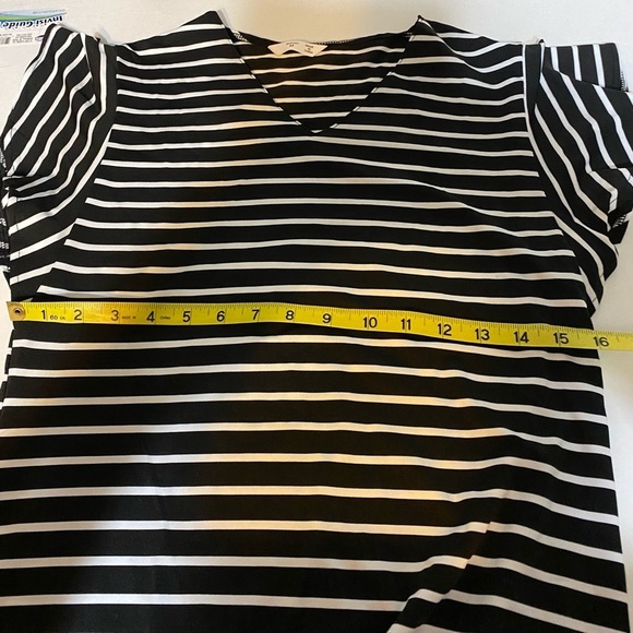Black white stripe knit dress V-neck bat wing cap sleeves medium capsule… - Picture 4 of 5